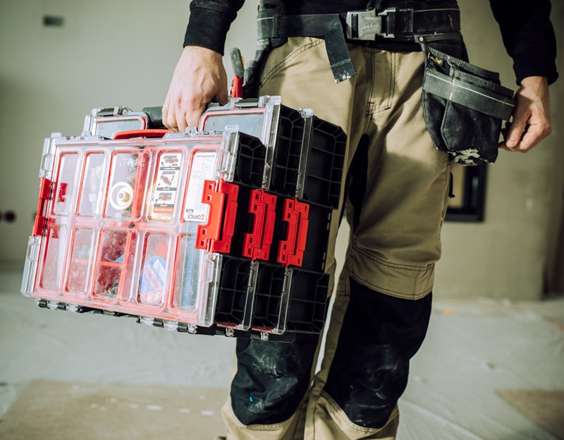 Jak zabezpieczyć narzędzia przed kradzieżą na budowie? Praktyczne wskazówki i wyposażenie